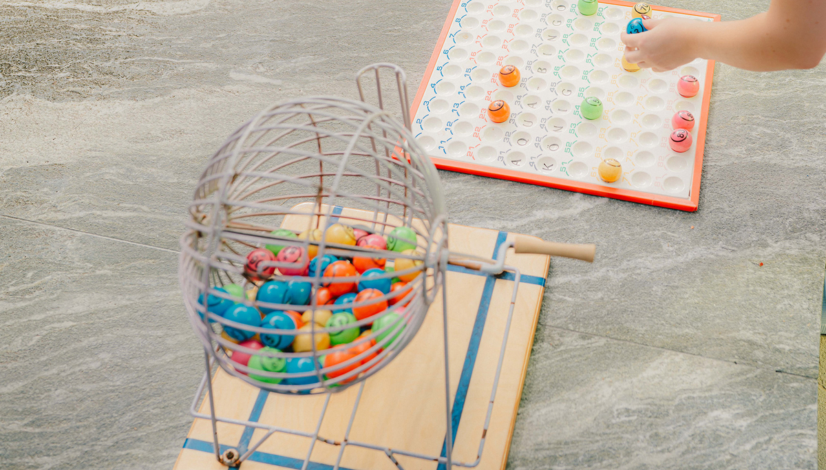 Aqua Bingo Glücksrad mit vielen bunten Kugeln.