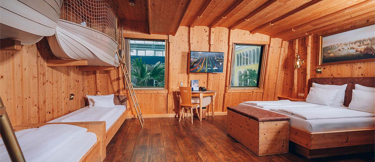 Room: Captain's cabin in the Hotel Victory Therme Erding. Facilities: Double bed, four double-decker children's beds in the style of boats.