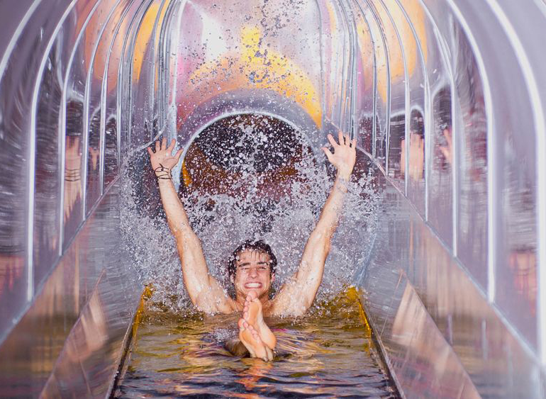 Mann streckt im Landebecken der X-Treme Faser die Arme in die Höhe.