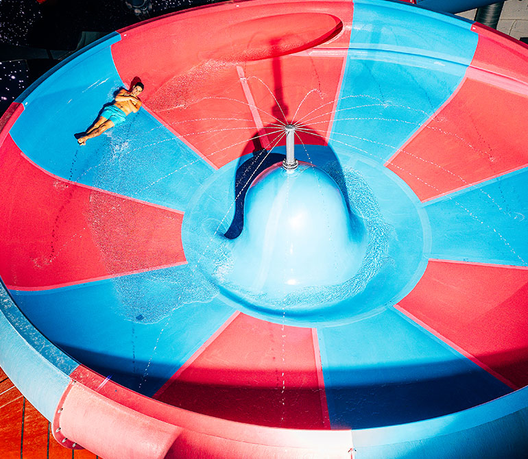 Mann rutscht im Trichter der Space Bowl.
