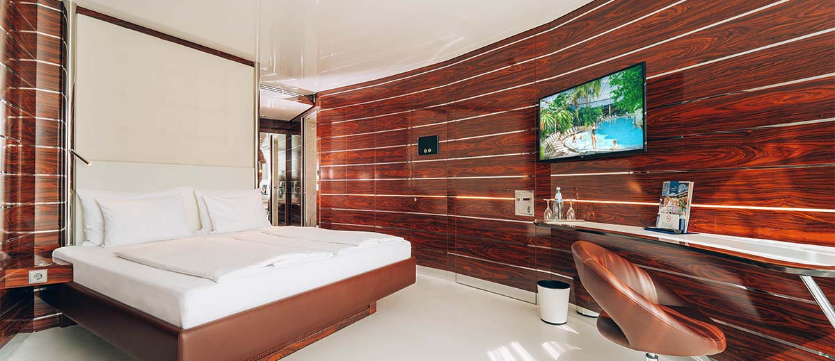 Hotel Victory Therme Erding Yacht Kabine. Ansicht: Vom Fenster in den Raum.
