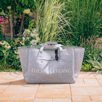 Graue Badetasche aus Filz und Baumwolle mit weißem Therme Erding Schriftzug 