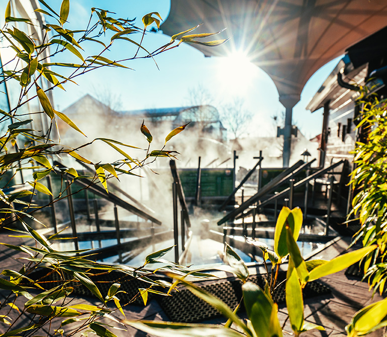 Aus einem sternförmigen Pool im Freien steigt feiner Nebel auf. 