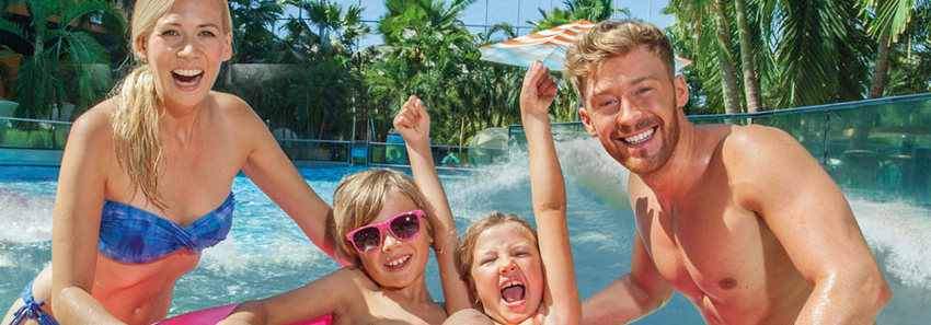 Fröhliche Familie im Pool mit Palmen im Hintergrund, Text: „Werde jetzt Mitglied“.