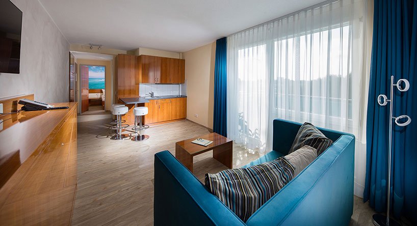 Victory Gästehaus Therme Erding Studio Sofa Large room with kitchen counter, sofa and table