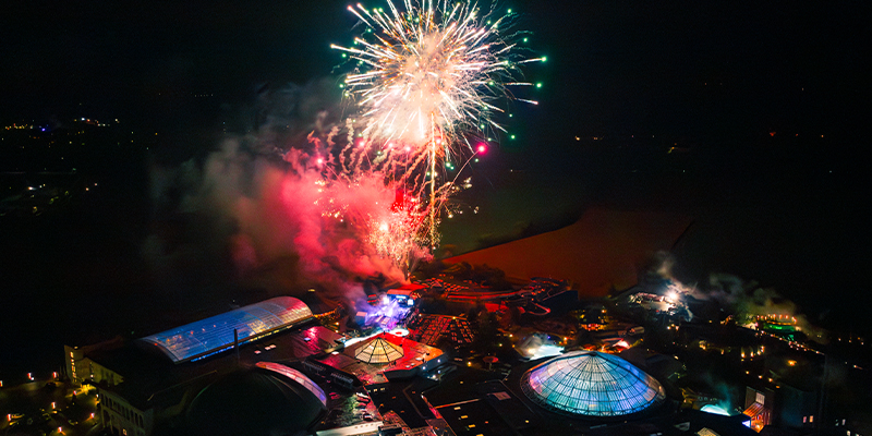 Feuerwerk über der Therme Erding bei Nacht zur Feier des 25-jährigen Jubiläums mit beleuchteten Kuppeln und Gebäuden