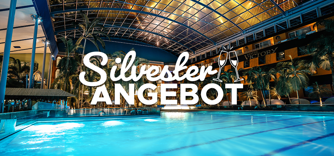 Pool in der Nacht, beleuchtet und Feuerwerk über dem Dach. Text auf Bild: Silvester Angebot