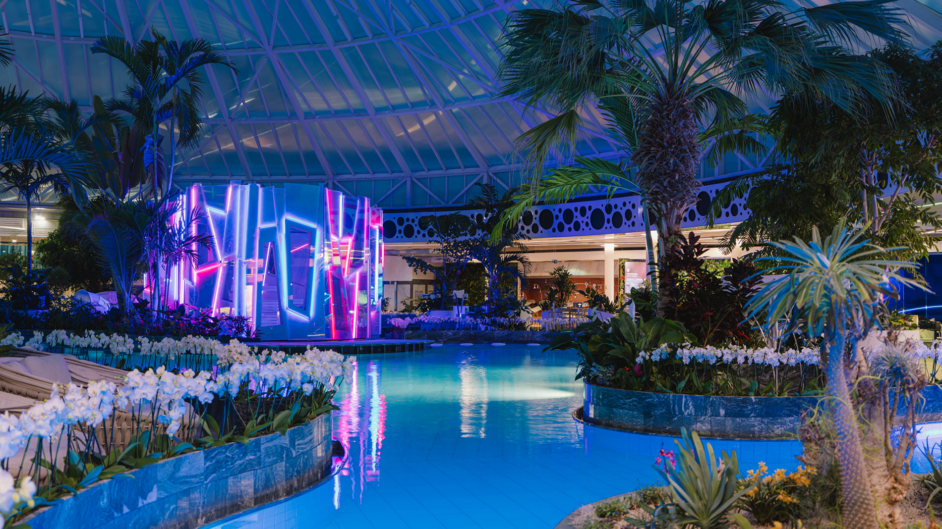 Der neu gestaltete Bereich um das große Thermenbecken bei Nacht.