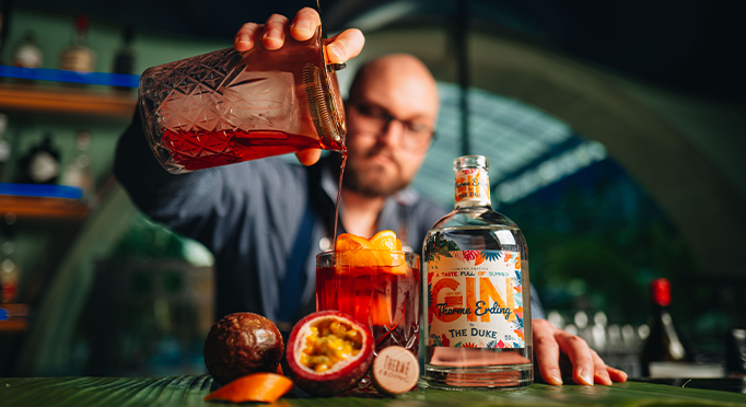 Barkeeper mixt einen Cocktail