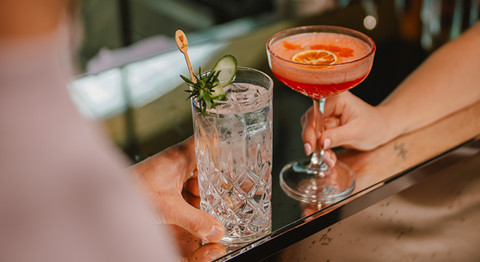 Nahaufnahme von zwei Cocktails, die auf Bar stehen