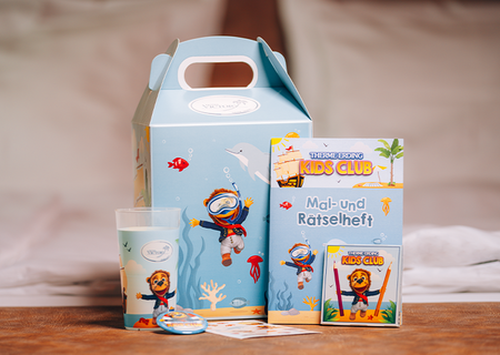 Produktfoto mit Geschenkkarton, Malheft, Becher, Stiften im Unterwasser-Welt-Design