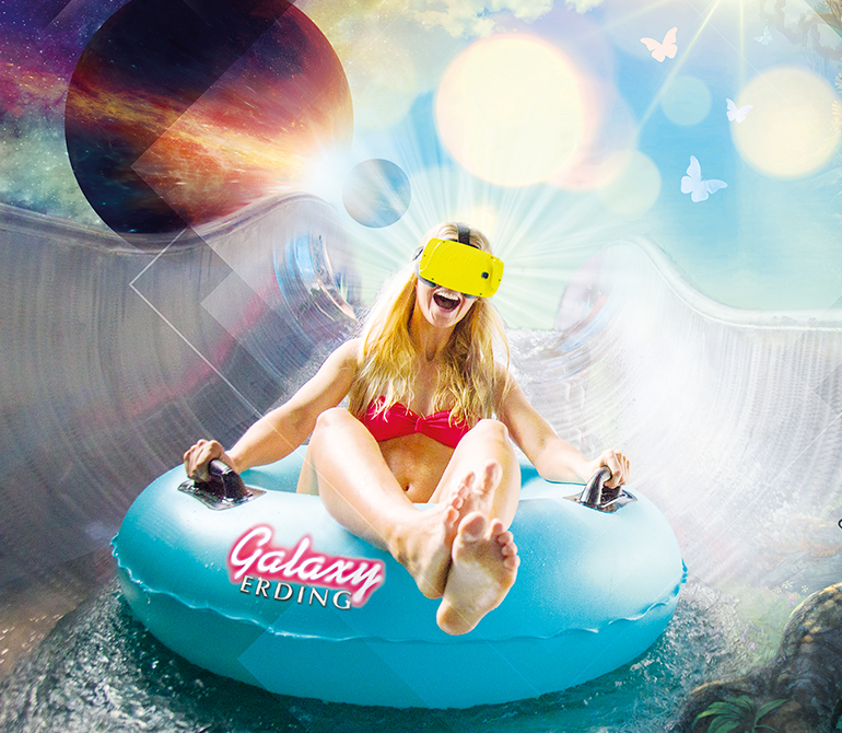 Frau mit VR-Brille rutscht auf einem Reifen.