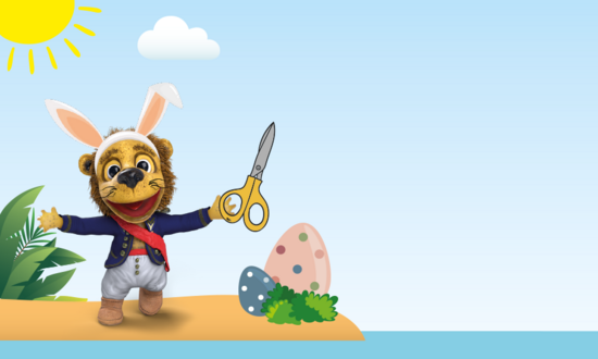 „Das Maskottchen Nelson der Therme Erding steht auf einer sonnigen Insel, trägt Hasenohren, hält eine Schere in der Hand, neben ihm liegt ein Ei auf dem Boden.