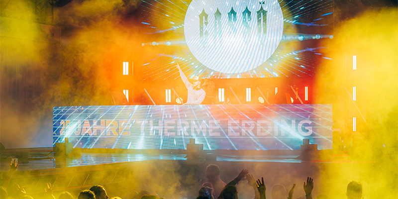 DJ auf Bühne bei 25 Jahre Therme Erding Event mit buntem Bühnenlicht und jubelndem Publikum