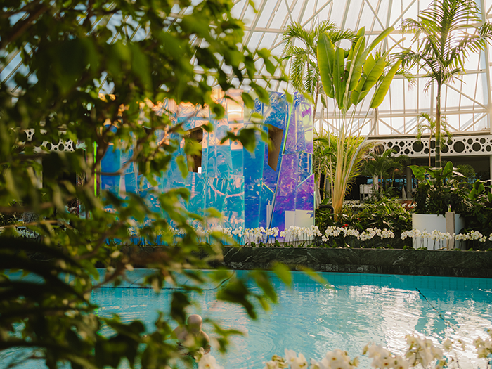 Im Hintergrund des großen Thermenpools ist die Re-flexion Sauna zu sehen.