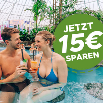 Ein Pärchen sitzt mit Cocktails im Pool. 