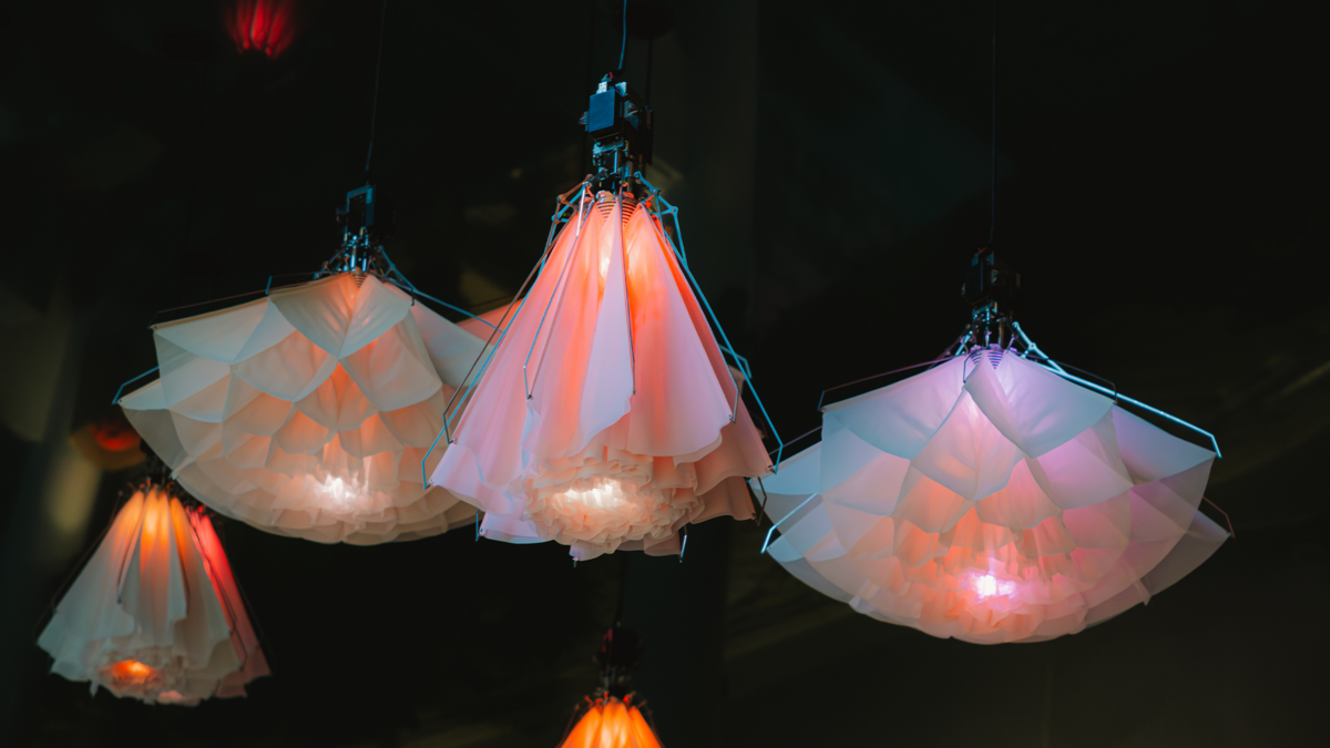 Mechanische Blumen an der Decke, die sich öffnen und schließen.