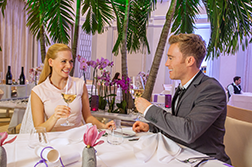 Paar im Restaurant Empire Hotel Victory Paar im Restaurant Empire Hotel Victory