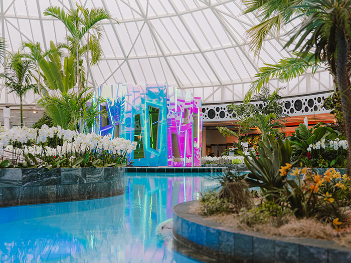 Im Hintergrund des großen Thermenpools ist die Re-flexion Sauna zu sehen.