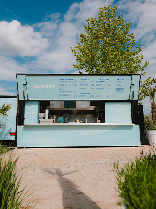 Wave Bar im Thermengarten, umgeben von Bäumen