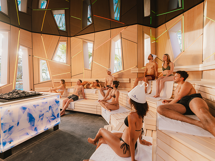 Mehrere Gäste sitzen in der Re-flexion Sauna.
